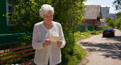 Мэр Курска вручил удостоверение блокадницы 85-летнему врачу-кардиологу