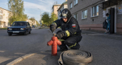 В майские праздники курские пожарные эвакуировали рабочих с верхних этажей по автолестнице