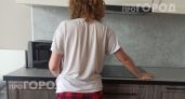 Забудьте про жесткие щетки: микроволновка отмывается от старого жира за пару минут обычной смесью из соды