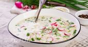 Перестаньте портить окрошку колбасой: диетологи назвали доступный продукт, который сделает суп полезнее