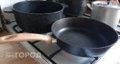 Просто закидываю пару пакетиков в кипяток: сковорода отмывается от застарелого нагара всего за пару минут