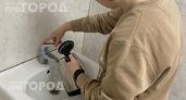 Забудьте про жесткие щетки: накипь в чайнике растворяется сама после добавления этого простого средства
