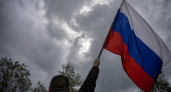Глава Курска во время грозы поднялся на крышу с флагом России