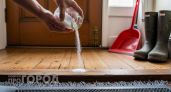 Перестала тратить деньги на бытовую химию: горничная отеля показала зачем ежедневно сыпать соль у порога