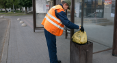 Куряне выбрасывают домашний мусор в урны на остановках по пути на работу