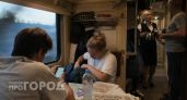Правила РЖД позволяют не пускать соседа к столу: как владельцы нижних полок законно игнорируют просьбы