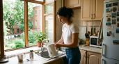 Заливаете в чайник горячую воду из крана: вы сами приближаете поломку прибора и платите за это лишние деньги