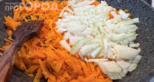 Ошибка в порядке обжарки лука и моркови портит вкус всей зажарки: как правильно готовить базу для блюд