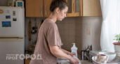 Перестала сливать литры воды при мытье тарелок: простой лайфхак горничных для идеальной чистоты на кухне