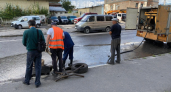 В Курске припаркованные на люках машины мешают устранить засор после ливней