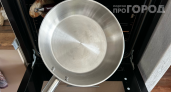 Сковороды отмываются без усилий: достаточно натереть их этим средством и нагар исчезает на глазах