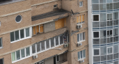 В Курске на Дериглазова и Победе восстанавливают дома после атак беспилотников