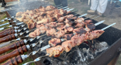 Перестаньте портить мясо уксусом: добавьте этот аптечный продукт в маринад и шашлык станет нежнее масла