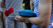 В Курске День ВДВ отметили митингом и возложением цветов к мемориалу