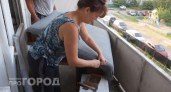 Выбросить диван не поднялась рука: переделала его в стильную мебель с помощью ткани из шкафа за пару вечеров