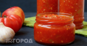 Хватит варить овощи часами: делюсь рецептом жгучей аджики без плиты, которую съедают за пару зимних вечеров
