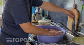 Рискуете здоровьем семьи ради скорости: почему разморозка мяса в горячей воде стала фатальной ошибкой