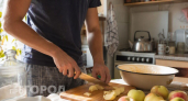 Больше никаких сложных рецептов: всего три доступных продукта и пять минут на шарлотку как из пекарни