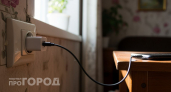 Оставляете зарядку в розетке без телефона: рискуете пожаром или это пустой миф, объяснил опытный электрик