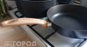 Забудьте про тяжелую химию: одна простая процедура очистит пригоревшие сковородки до заводского блеска