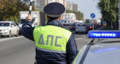 В Курске при повороте на Школьную автомобиль сбил электровелосипедиста