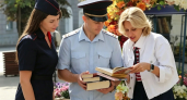 Курские полицейские пополнили шкаф книгообмена классикой и детскими книгами