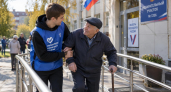 На участках Курской области волонтеры помогают маломобильным избирателям и людям с ОВЗ