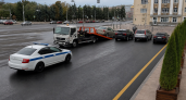 На Красной площади Курска дежурят два эвакуатора и сотрудники ГАИ