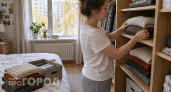 Забыла про стопки и перешла на японскую систему хранения: теперь в шкафу помещается вдвое больше вещей