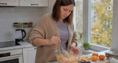 Обычный крабовый салат заиграл новыми красками: просто уберите кукурузу и добавьте этот секретный ингредиент