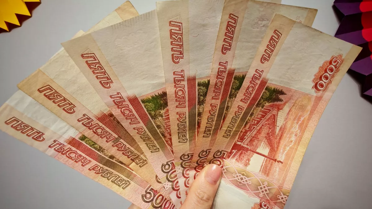 Деньги придут раньше: кто получит зарплату и пенсию до 8 Марта — новый график выплат удивит многих