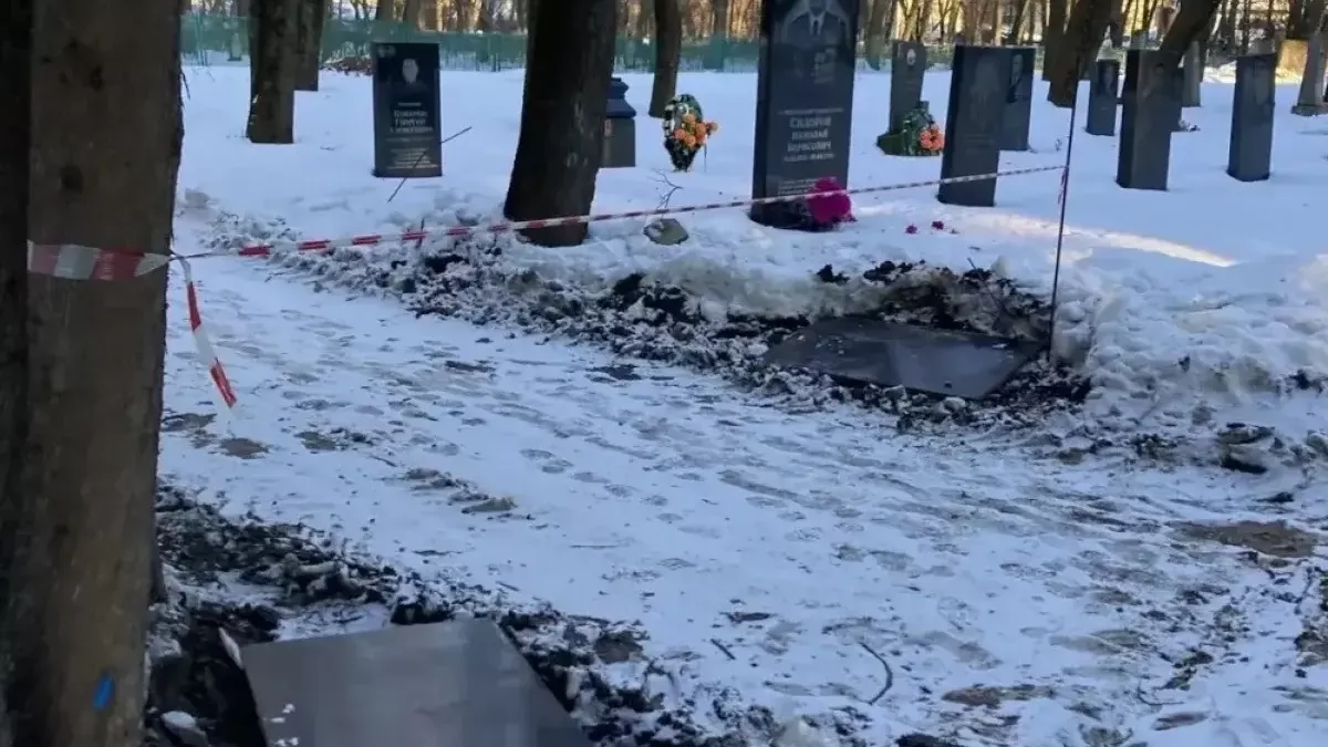 Строительная техника раздавила надгробия ветеранов ВОВ в Курске