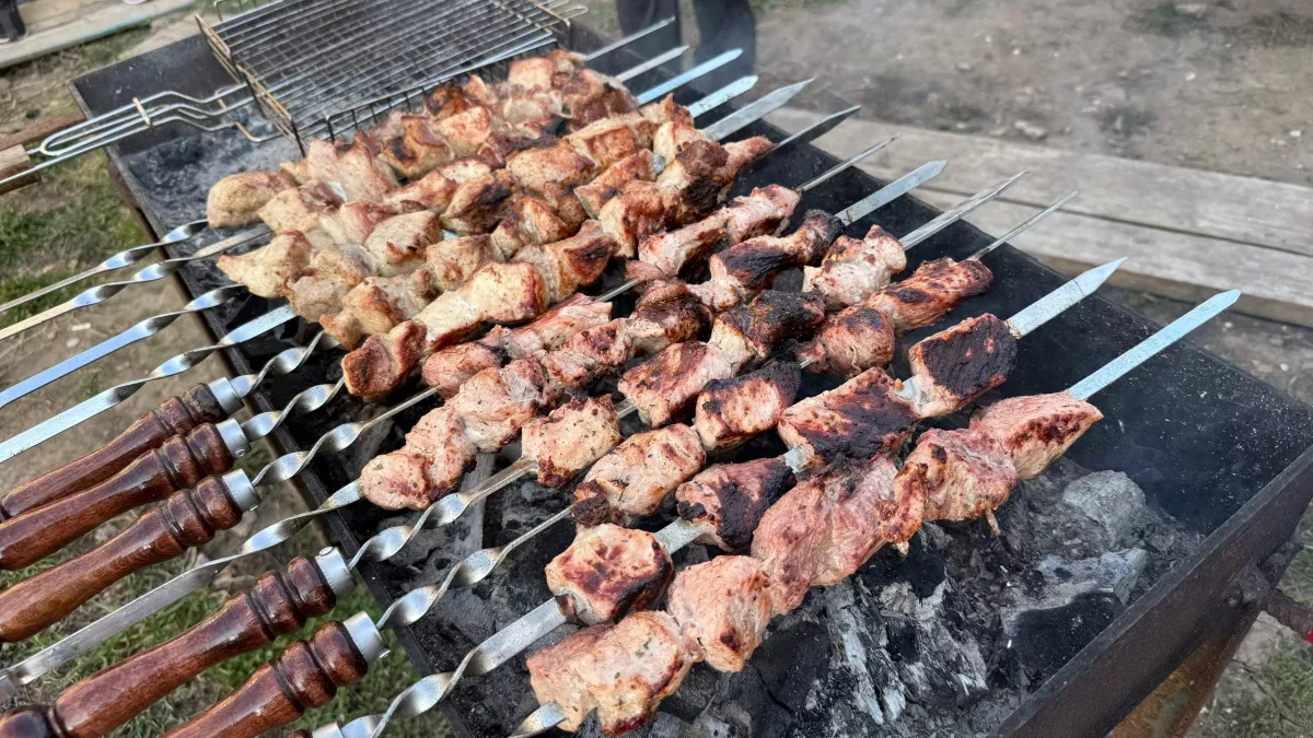 Друг грузин рассказал, почему они никогда не едят свинину с кровью и боятся фабричной курицы