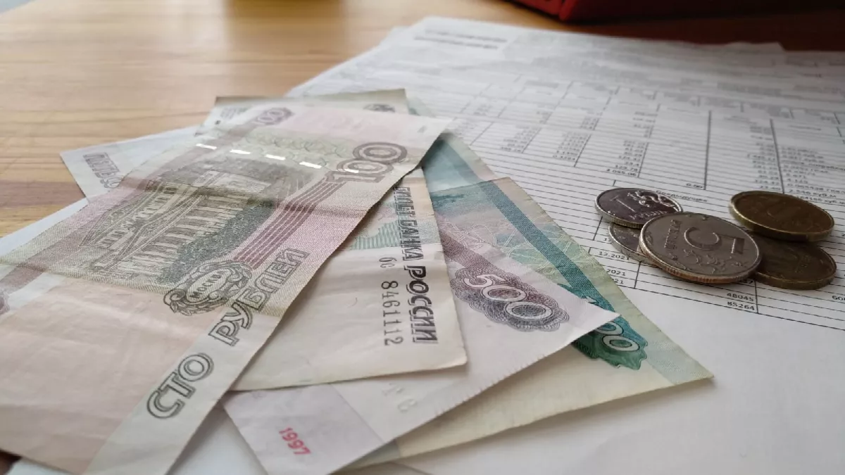 Открыл февральскую квитанцию, а там срок оплаты до 10 марта: эксперт объяснил, можно ли платить по старым цифрам и когда придут пени