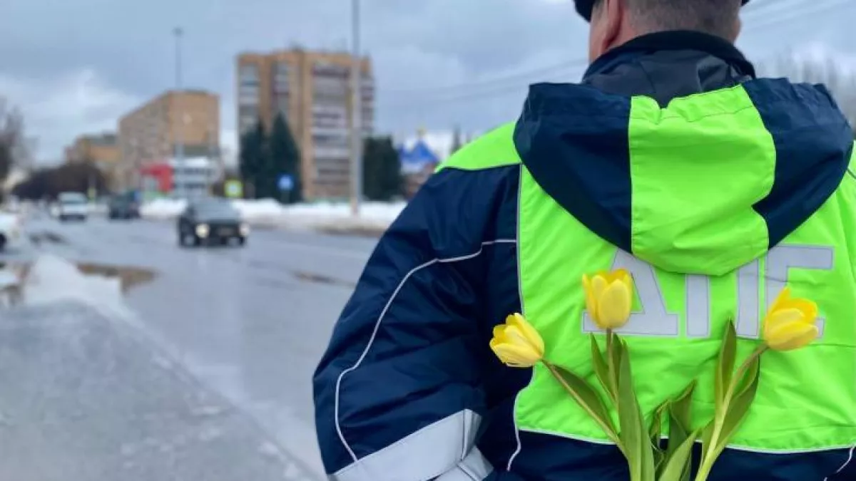 Железногорские гаишники останавливали женщин для вручения тюльпанов