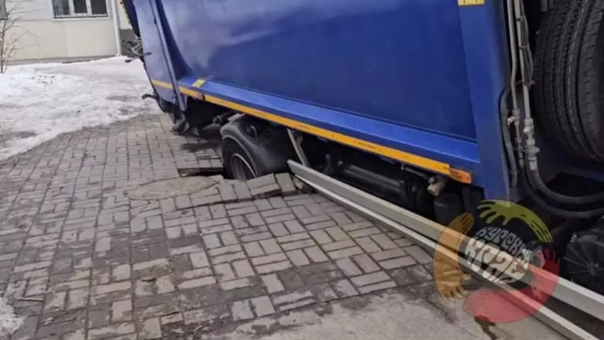 КамАЗ провалился в пустоту возле канализационного коллектора в Курске