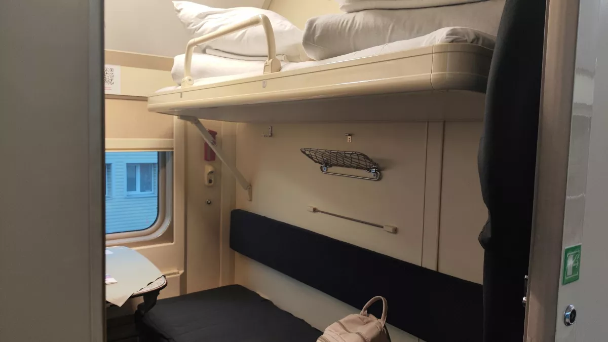 «В поезде положено сидеть?» — конфликт в купе: пассажирка с верхней полки полпути мешала соседям отдыхать
