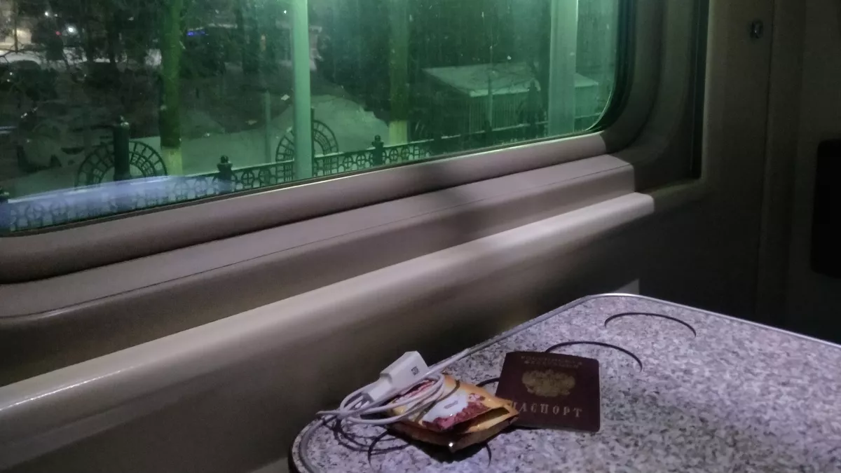 «Лезьте к себе наверх, раз такие бедные»: пассажирка унизила соседа и нарвалась на жесткий ответ от проводника