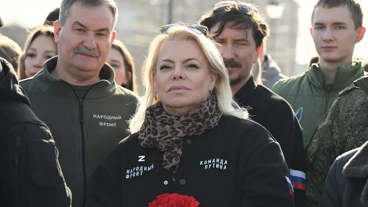 Яна Поплавская возложила цветы к камню будущего памятника героям в Судже