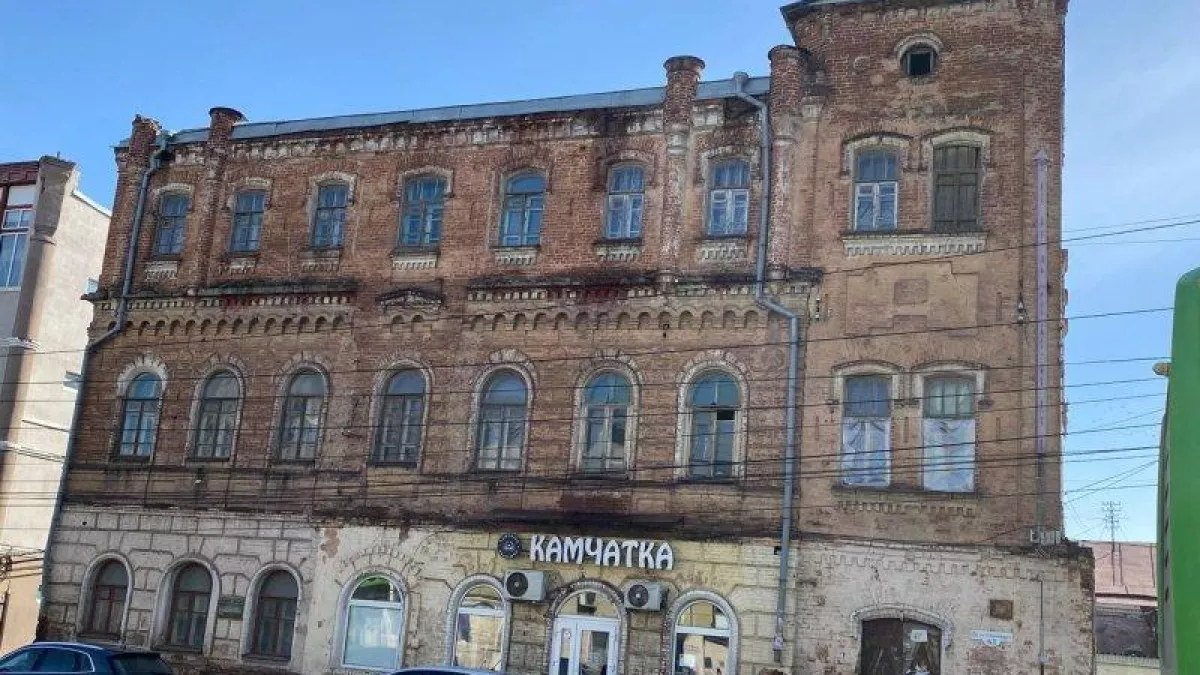 Дом XIX века рушится 11 лет: власти отбирают здание у бездействующих собственников