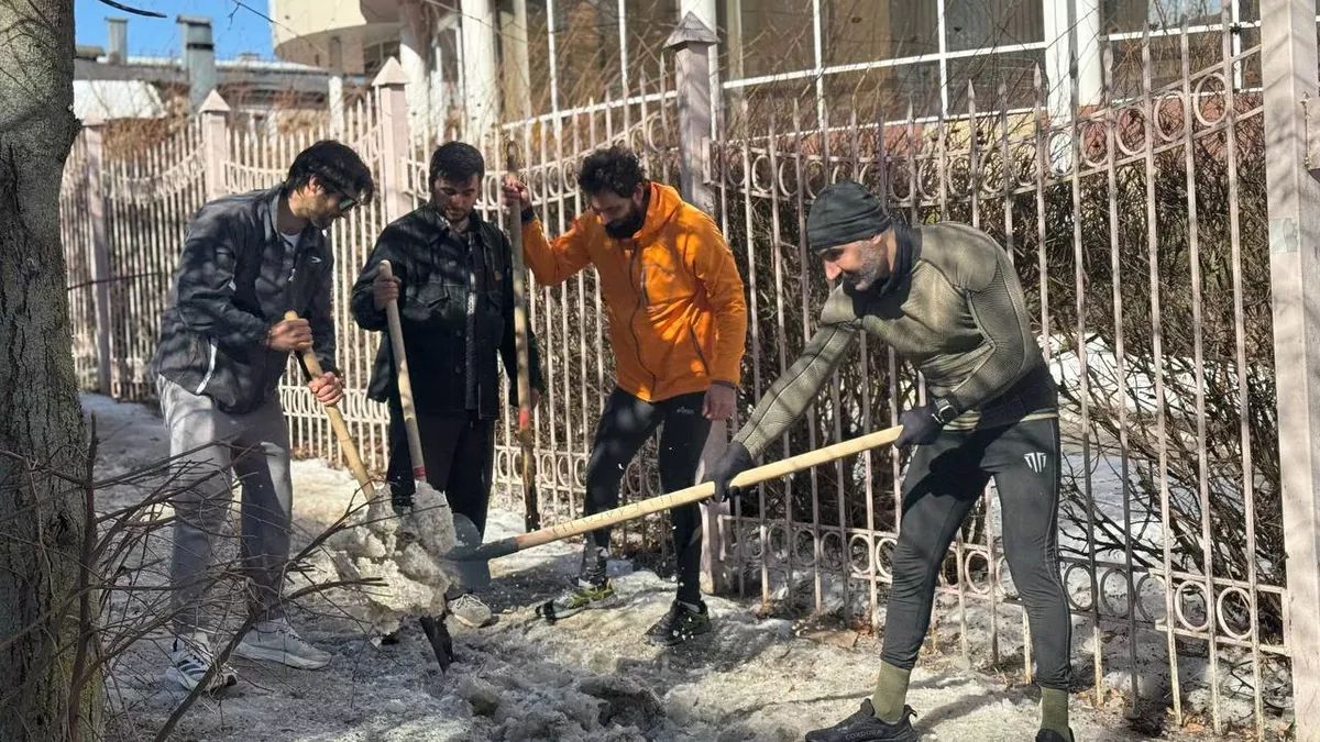 Спортсмены и дорожники объединились для уборки улиц Курска