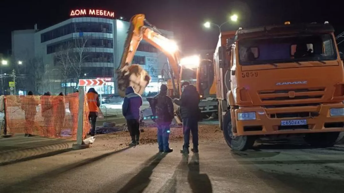 Двухметровая яма разверзлась на кольце у «Бумеранга» в Курске