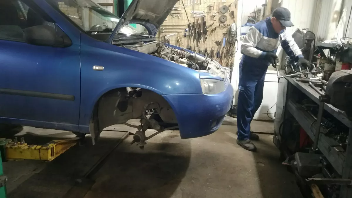 Как поменять колесо без домкрата: лайфхаки от автомеханика, которые спасут в безвыходной ситуации