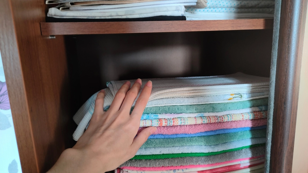 Потратьте всего 90 секунд: простой способ отстирать кухонные полотенца до блеска