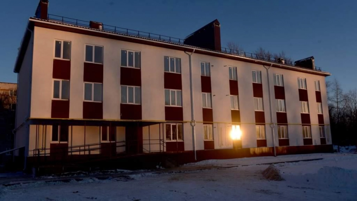 Суд заставил застройщика исправить дефекты в доме за 26 квартир переселенцам