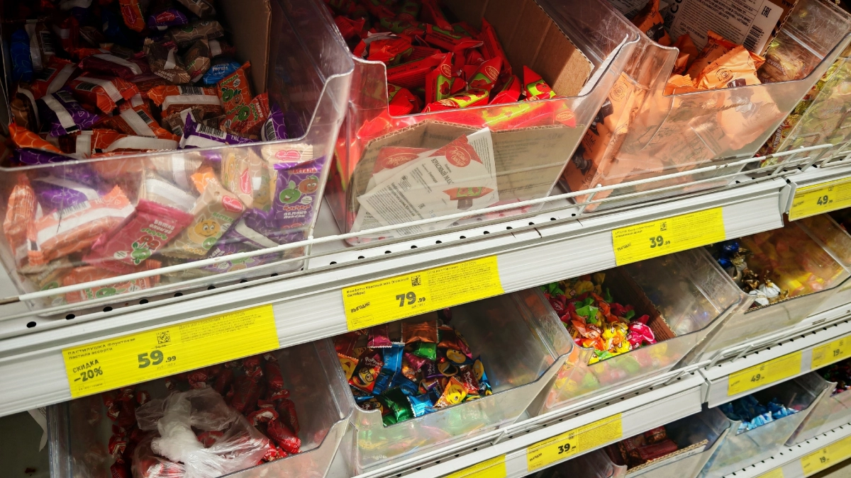 Ловушка на полке: как супермаркеты незаметно увеличивают ваши траты — раскрываем хитрость с ценниками