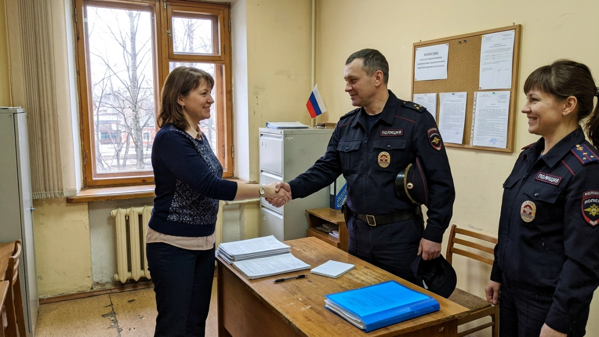 Участковые из Железногорска помогли курянке вернуть деньги за бракованную печь