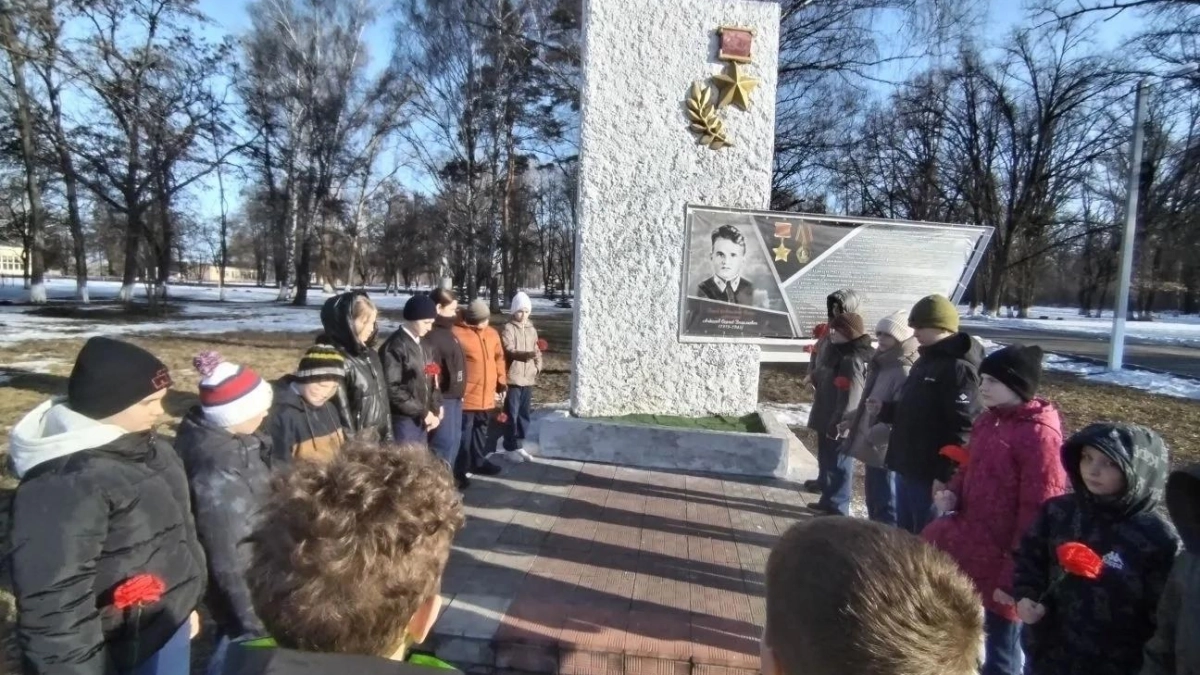 Школьники почтили память летчика-героя, погибшего в 1943 году