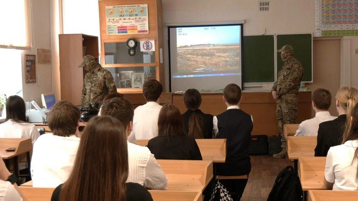 Военные рассказали курским школьникам о дронах и показали настоящие БПЛА
