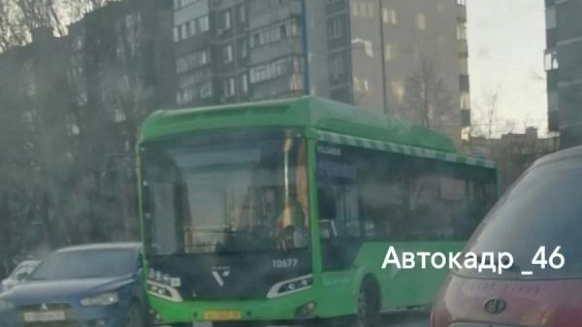 Автобус и легковушка столкнулись на кольце в Курске: проспект встал